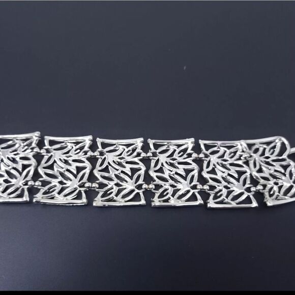 Coro Silver Leaf Bracelet - Picture 6 of 6